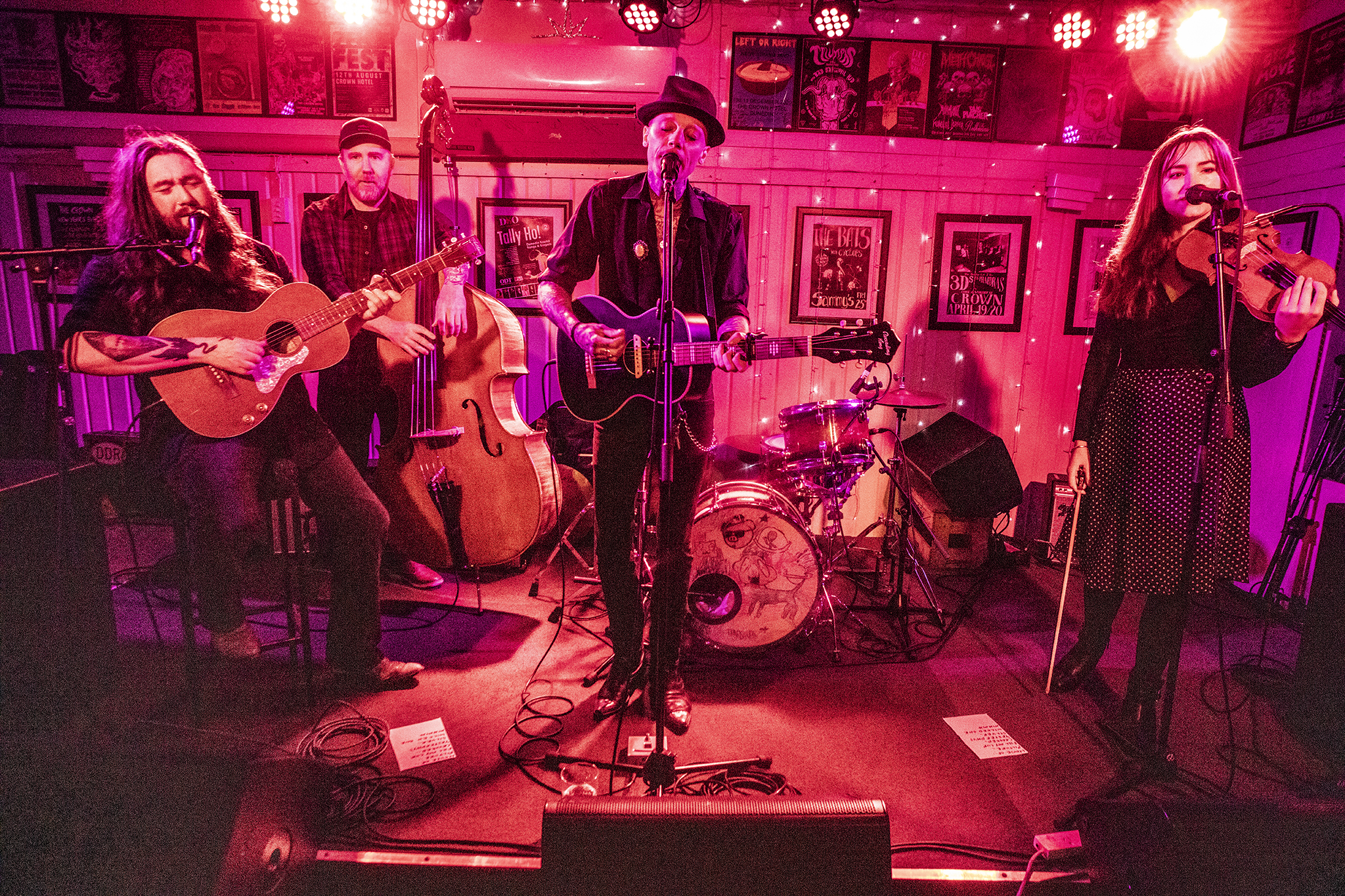 Shaky hollows perform at the crown, dunedin nz on 19 october 2023