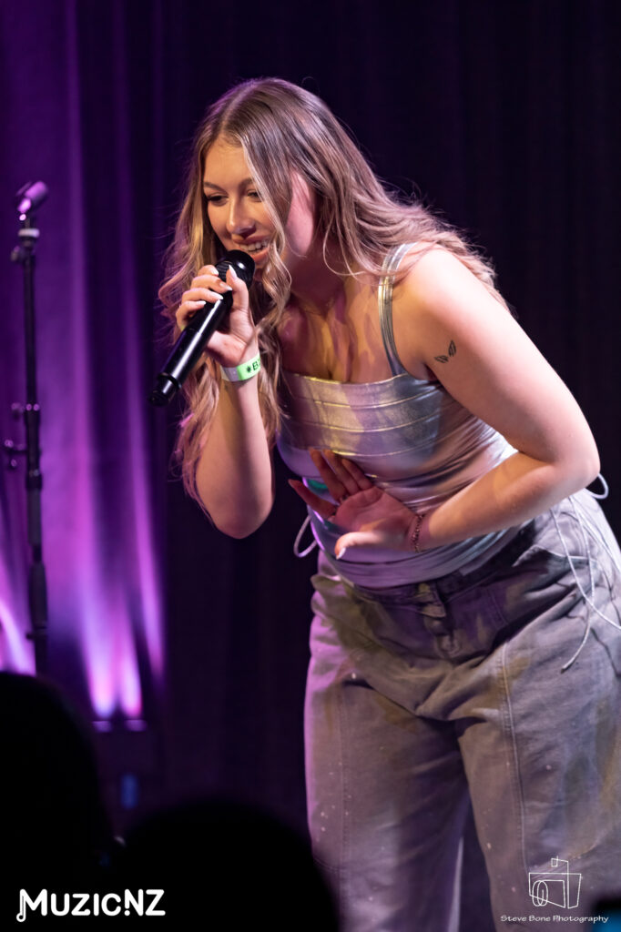 Lottie Gilmour @ Big Fan