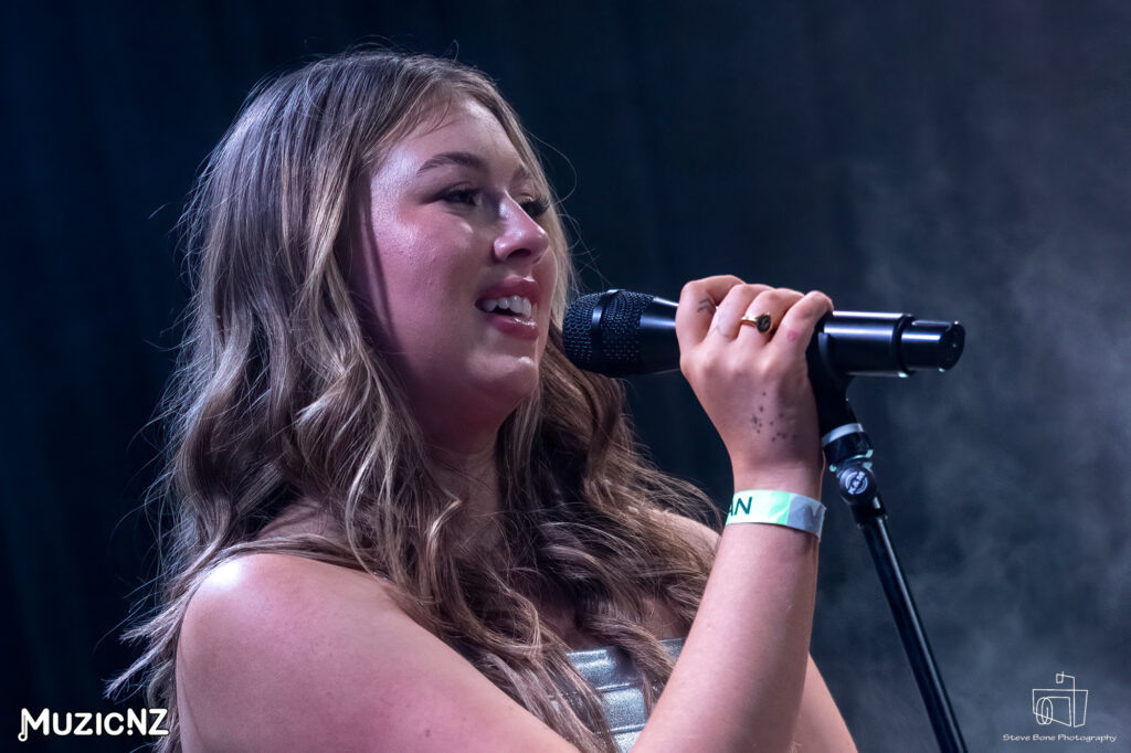 Lottie Gilmour @ Big Fan