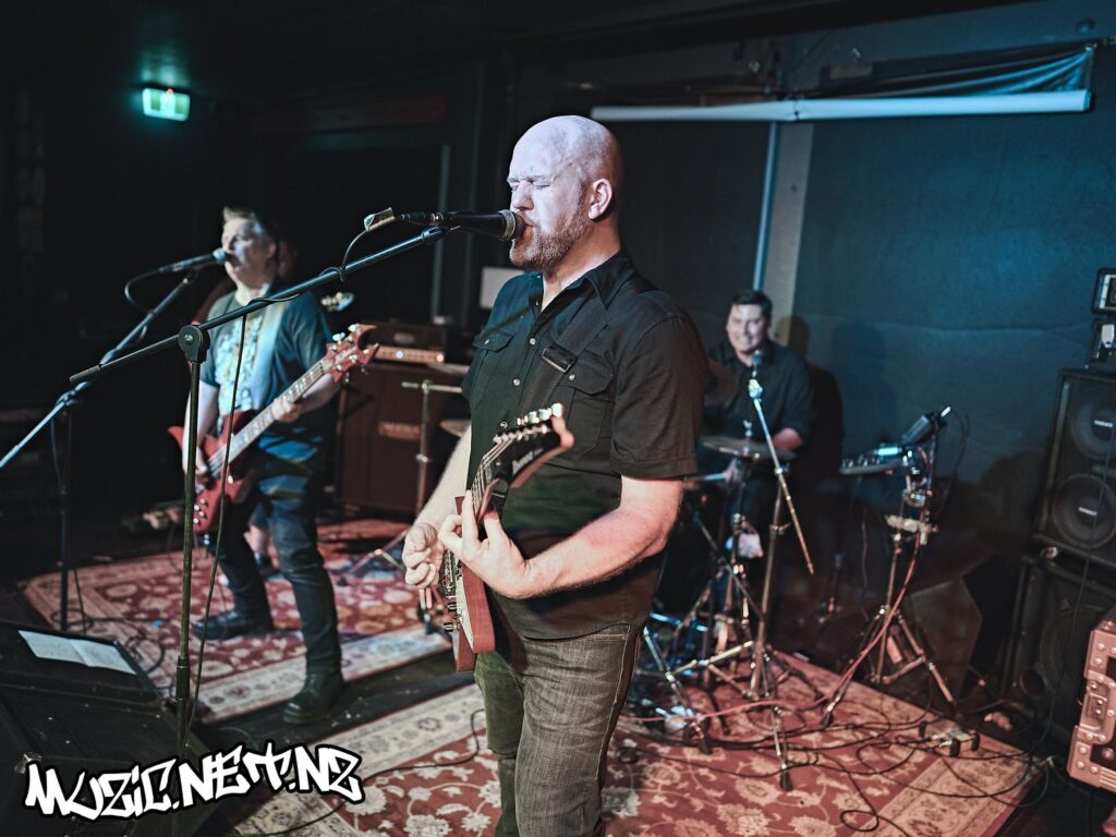 Divebomber @ 12 Bar, Christchurch 12/11/2021