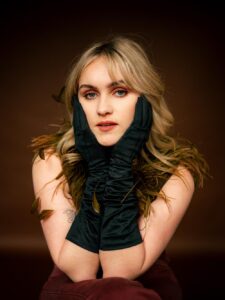 Amber Carly Williams Shares First Single, 'kids On The Internet' From The Debut Upcoming Ep '21 Roses' Out November