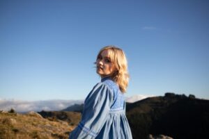 Amber Carly Williams Shares Single 'life Of The Party' Debut Ep '21 Roses' Out November