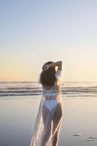 Eve Kelly Shares Contemporary Anthem 'gotta Let Go' + Video