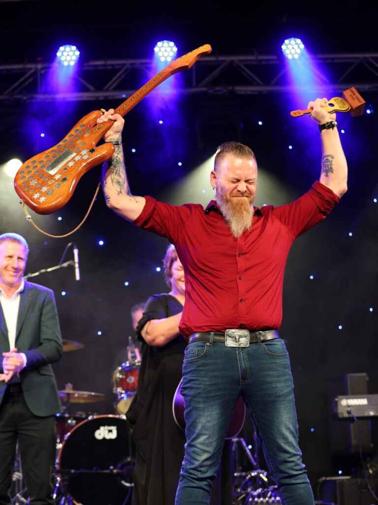 Goldguitar1