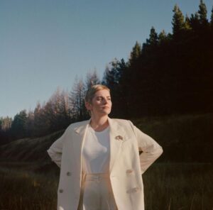 Holly Arrowsmith Releases 'blue Dreams' Title Track From Upcoming Album