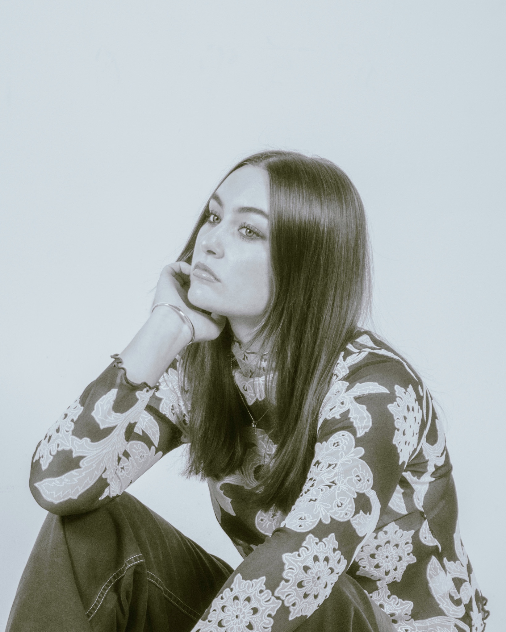 Renée returns with her highly anticipated third single, 'Blind