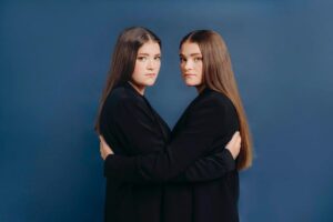 The Mitchell Twins Release 'reasons', Announce New Tami Neilson Produced Ep, And First Solo Tour