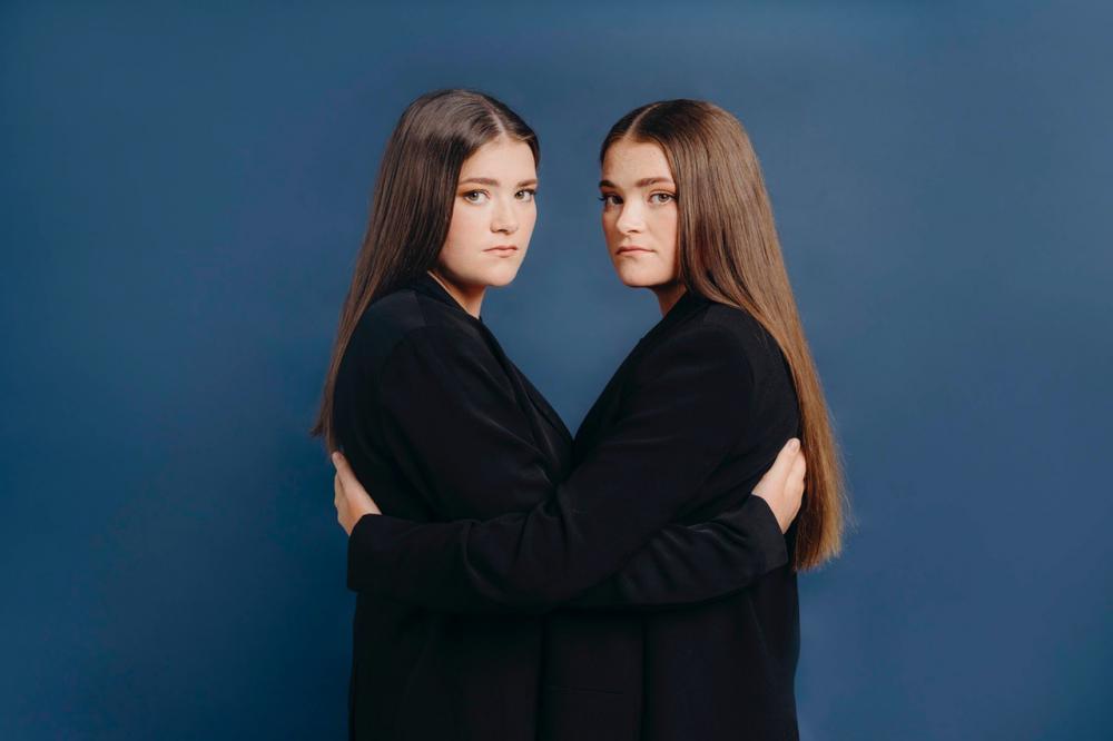 The Mitchell Twins Release 'reasons', Announce New Tami Neilson Produced Ep, And First Solo Tour