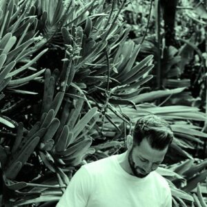 Single/video Review: Extraordinary Girl 1